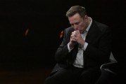 安装日历特斯拉股价收涨超3%：特朗普无意沟通，马斯克父亲劝儿子低头