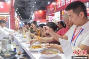 安装日历“嗦粉”经济火热 中国多地“食力”出圈